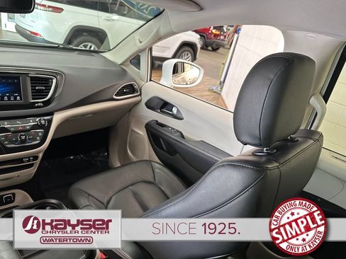 Used 2020 Chrysler Pacifica Touring-L FWD image 13