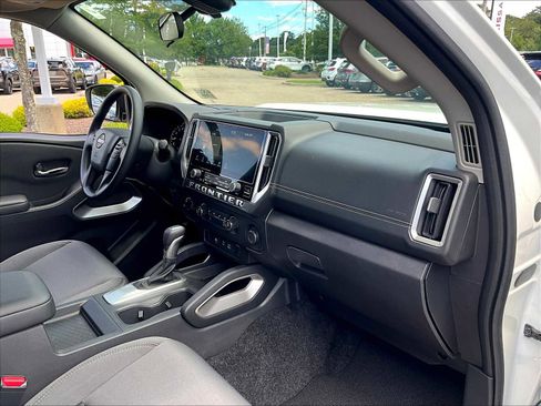 Used 2025 Nissan Frontier SV image 14
