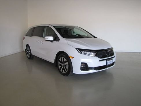 Certified 2025 Honda Odyssey EX-L image 3