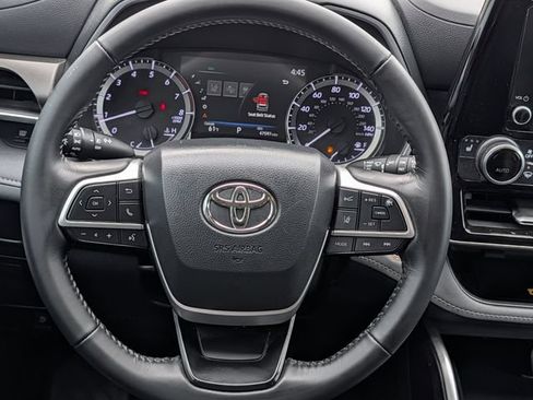 Used 2023 Toyota Highlander XLE FWD image 12