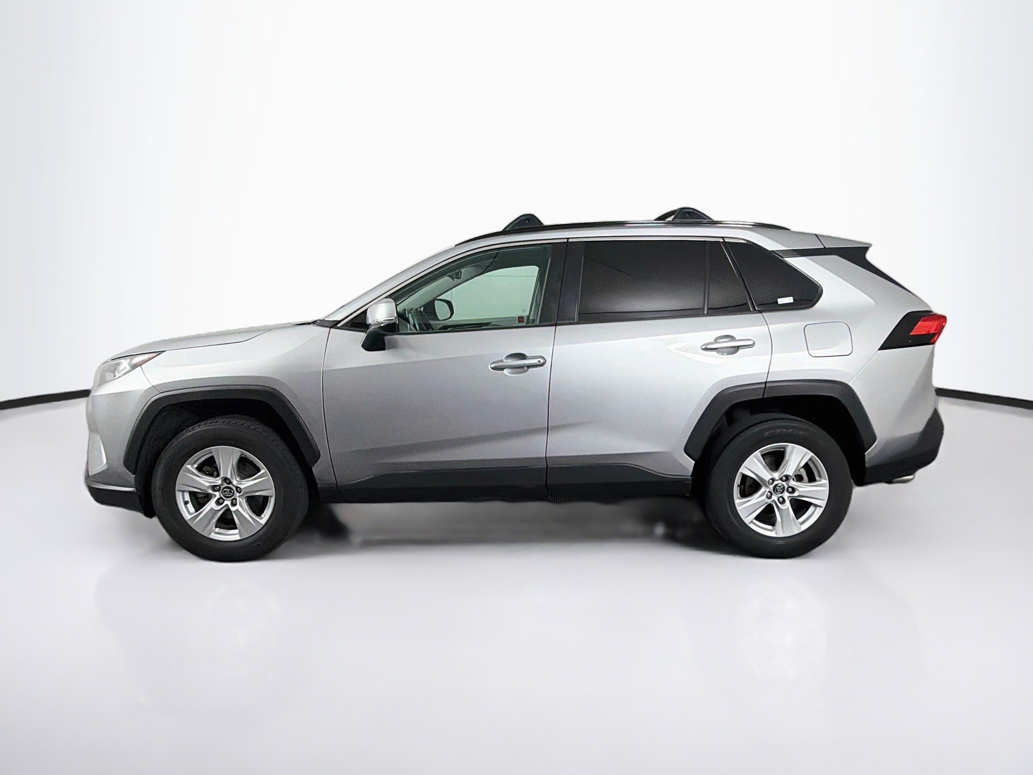 Used 2020 Toyota RAV4 XLE w/ Convenience Package FWD image 4