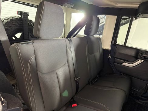 Used 2016 Jeep Wrangler Unlimited Rubicon w/ Connectivity Group image 18