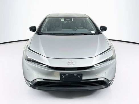 Used 2025 Toyota Prius LE FWD image 2