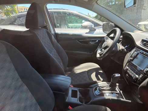 Used 2020 Nissan Rogue Sport SV FWD image 2