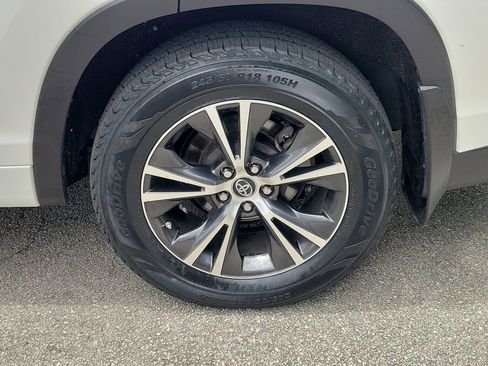 Used 2017 Toyota Highlander LE FWD image 5