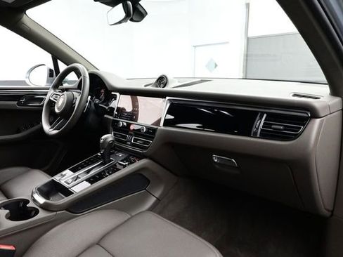 Certified 2025 Porsche Macan AWD/4WD image 19