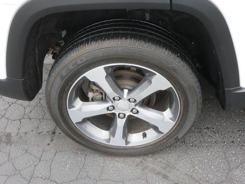 Used 2024 Jeep Grand Cherokee Limited AWD/4WD image 12