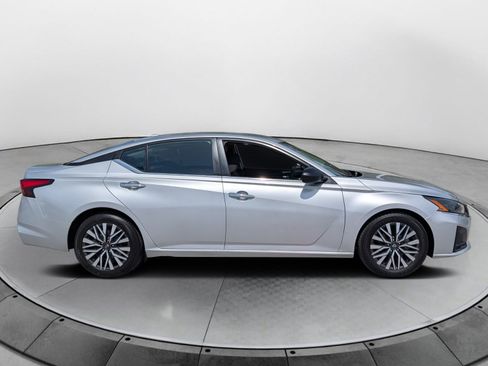 Used 2024 Nissan Altima 2.5 SV FWD image 2