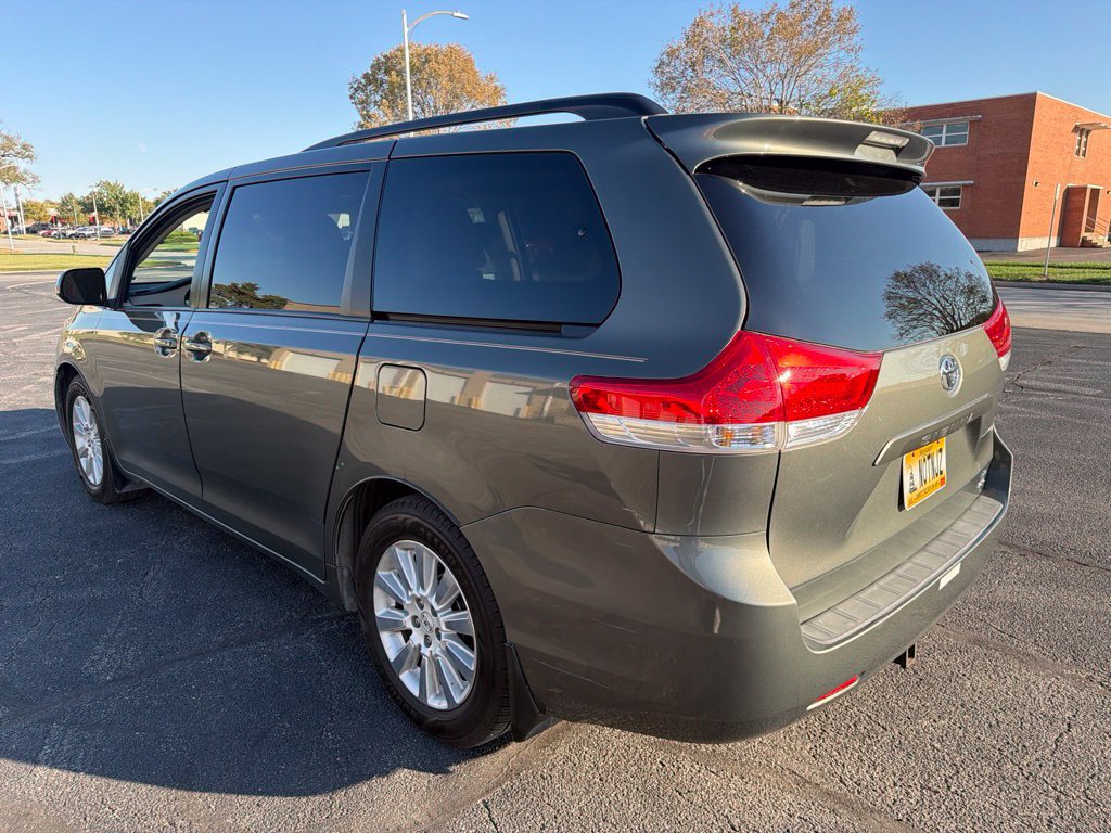 Used 2012 Toyota Sienna LE w/ Towing Pkg AWD/4WD image 6