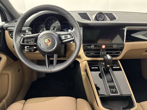 Certified 2025 Porsche Macan image 25