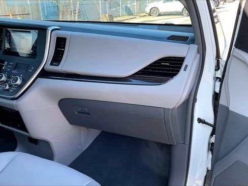 Used 2017 Toyota Sienna XLE image 16