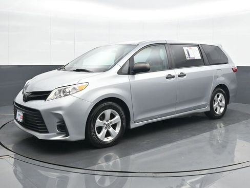 Used 2020 Toyota Sienna L image 2