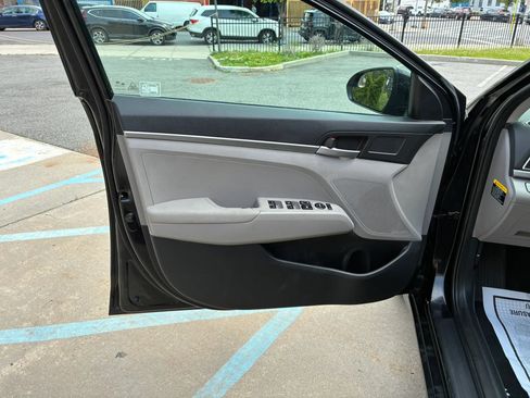 Used 2017 Hyundai Elantra SE w/ Cargo Package FWD image 9