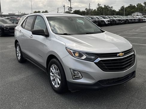 Used 2021 Chevrolet Equinox LS w/ LS Convenience Package FWD image 2