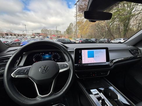 Used 2025 Volkswagen Atlas Cross Sport SE image 35