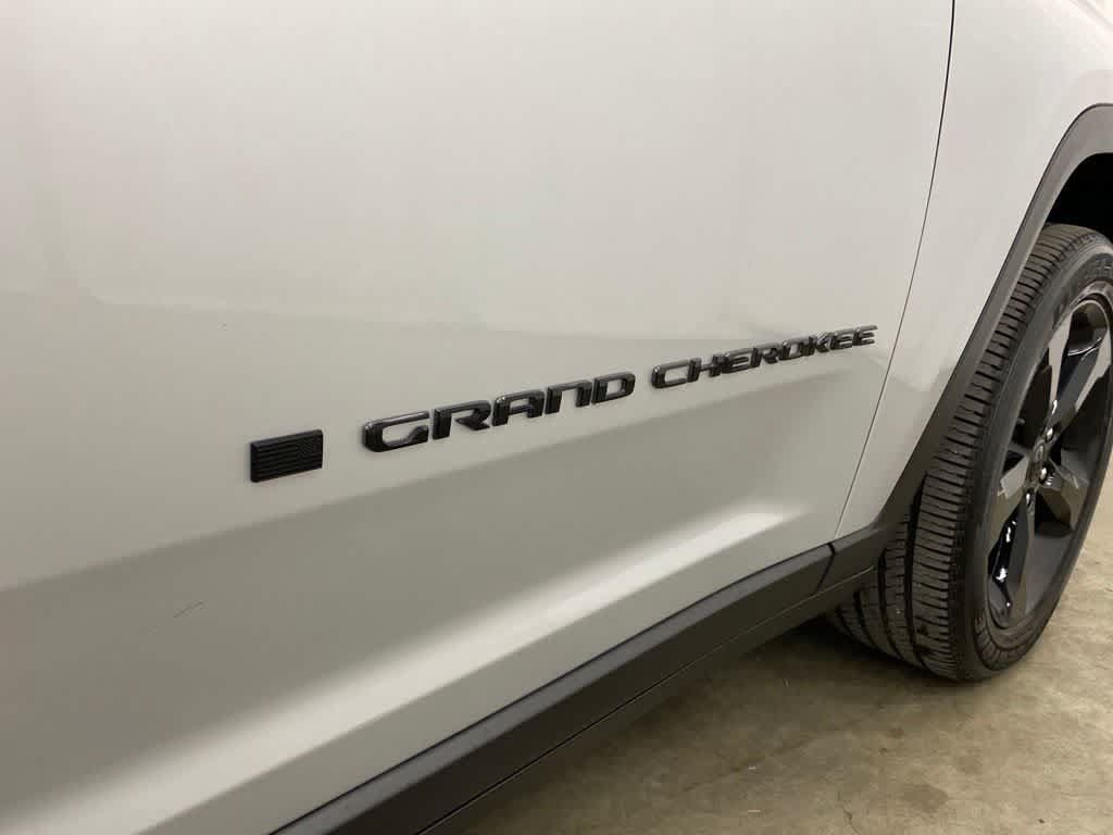 Used 2023 Jeep Grand Cherokee Altitude AWD/4WD image 10