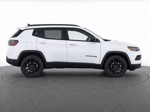 Used 2025 Jeep Compass Latitude w/ Convenience Group AWD/4WD image 2