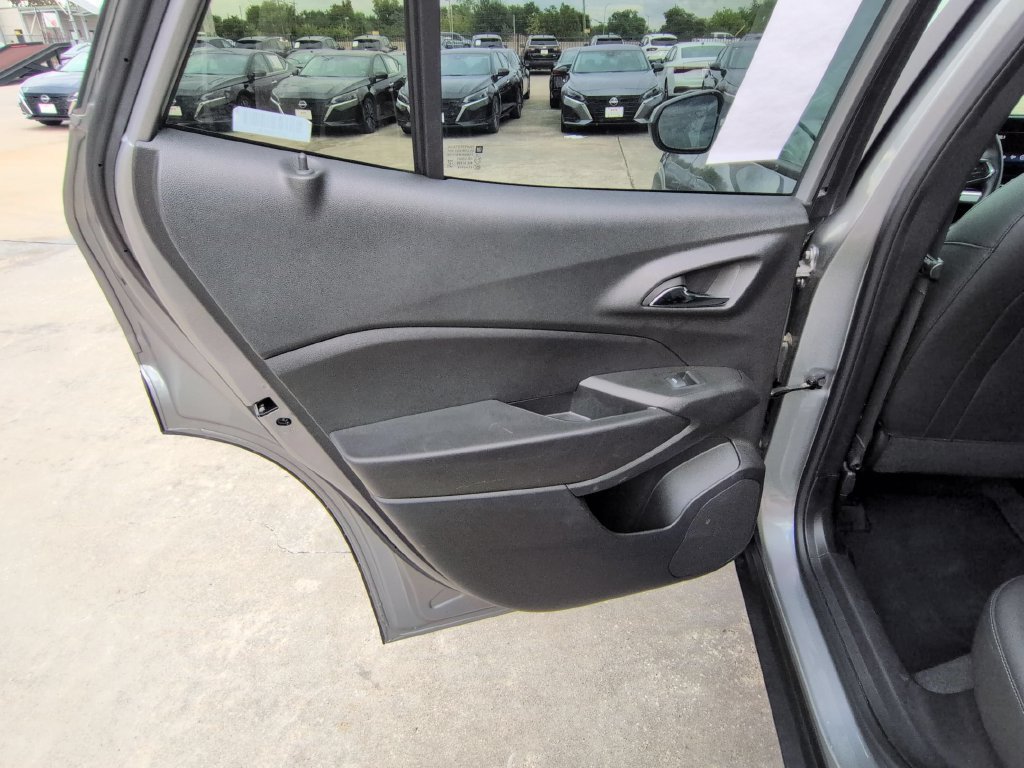 Used 2025 Chevrolet Trax LT w/ LT Convenience Package FWD image 26