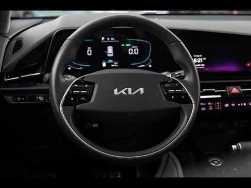 Used 2023 Kia Niro EX Touring image 9
