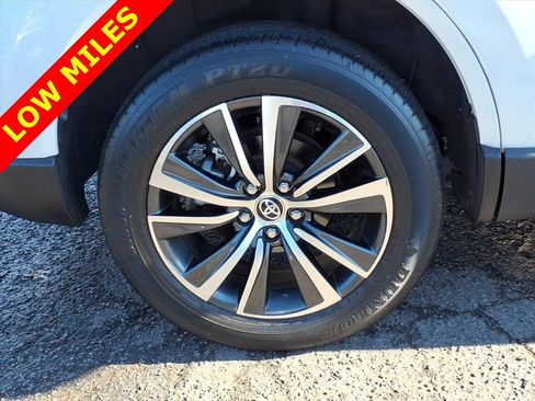 Used 2021 Toyota Venza LE w/ Carpet Mat Package (TMS) image 8