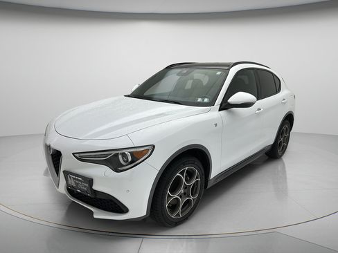 Used 2023 Alfa Romeo Stelvio Ti AWD/4WD image 3