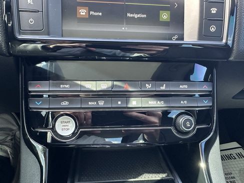 Used 2018 Jaguar XE Premium image 13