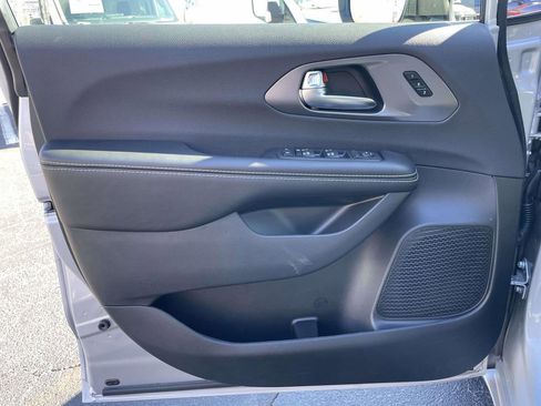 New 2026 Chrysler Pacifica Select FWD image 26
