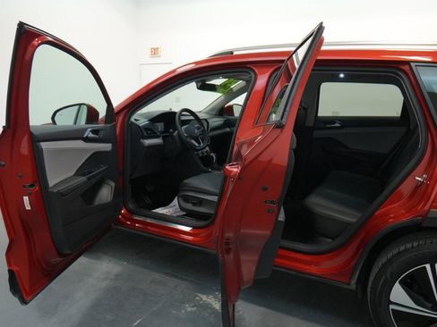 Used 2024 Volkswagen Taos SE image 31