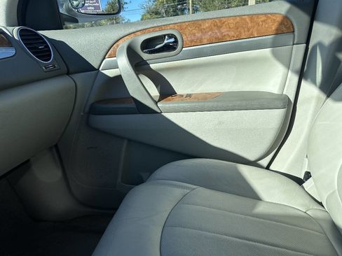 Used 2011 Buick Enclave CXL image 27