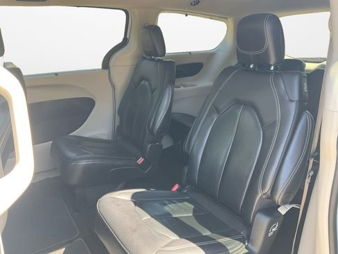 Used 2022 Chrysler Pacifica Touring-L FWD image 13