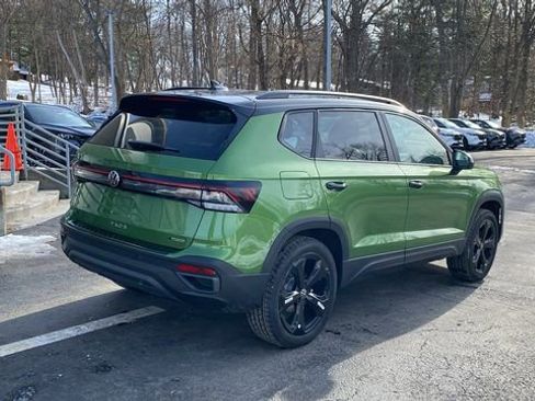 New 2026 Volkswagen Taos SE image 13