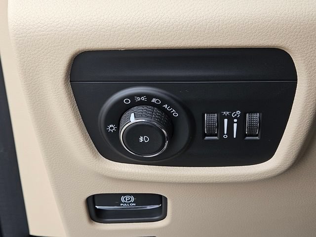 New 2025 Jeep Grand Cherokee Limited w/ Luxury Tech Group II RWD image 27