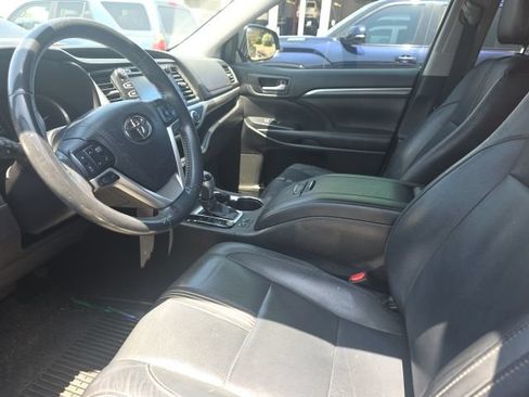 Used 2017 Toyota Highlander SE FWD image 8