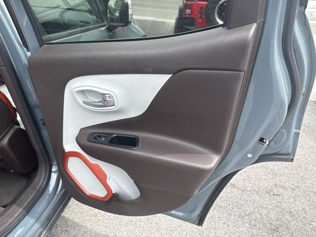 Used 2017 Jeep Renegade Limited AWD/4WD image 18
