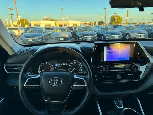 Used 2025 Toyota Highlander LE image 34