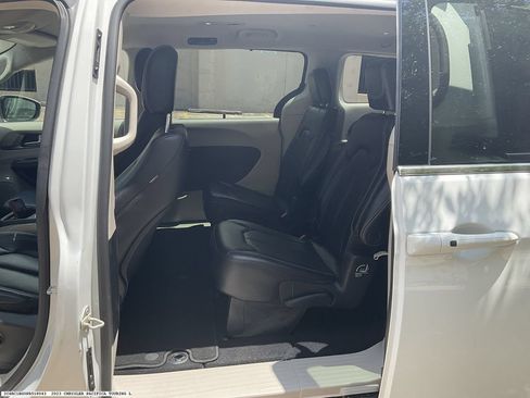 Used 2023 Chrysler Pacifica Touring-L FWD image 13