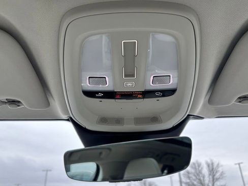 Used 2025 Volvo V60 B5 Cross Country Plus image 11