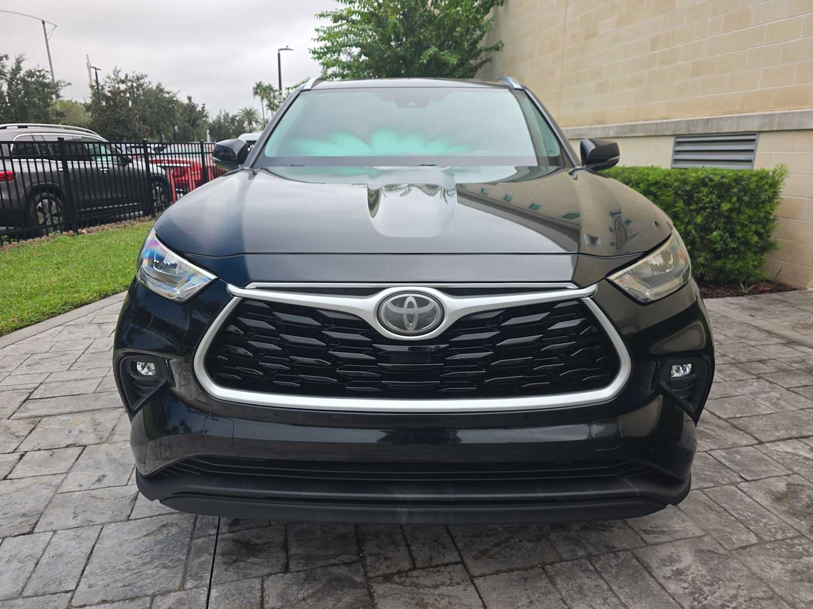 Used 2020 Toyota Highlander XLE FWD image 2