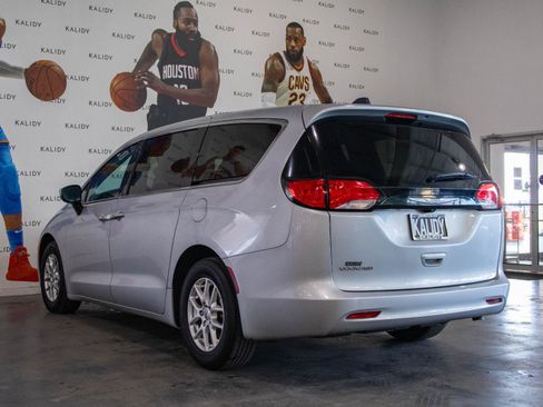 Used 2022 Chrysler Voyager LX FWD image 21
