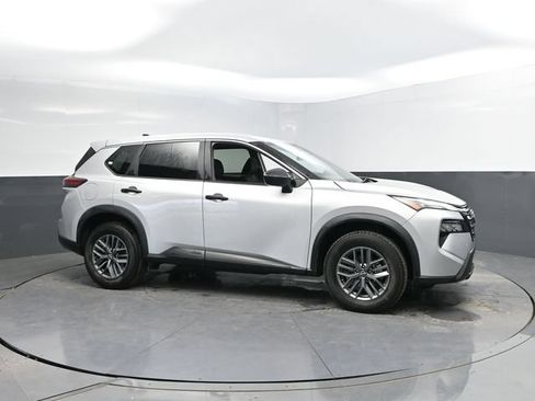 Used 2024 Nissan Rogue S FWD image 3