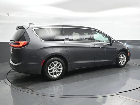 Used 2023 Chrysler Pacifica Touring-L FWD image 2