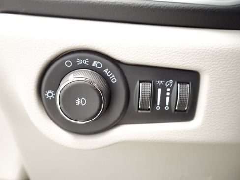 Certified 2023 Chrysler Pacifica Touring-L FWD image 29