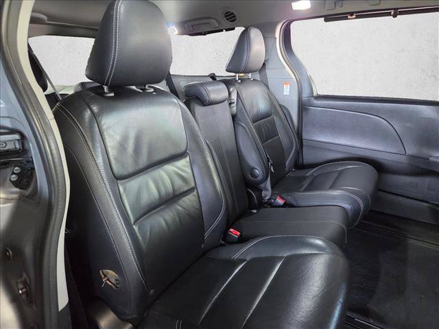 Used 2017 Toyota Sienna SE Premium FWD image 18