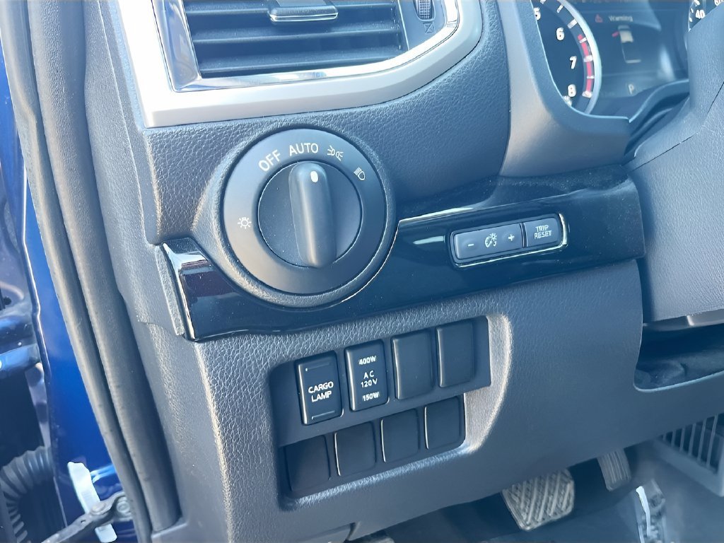 Used 2024 Nissan Titan SV w/ SV Convenience Package RWD image 10
