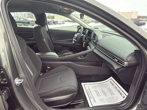 Used 2025 Hyundai Elantra SE image 19