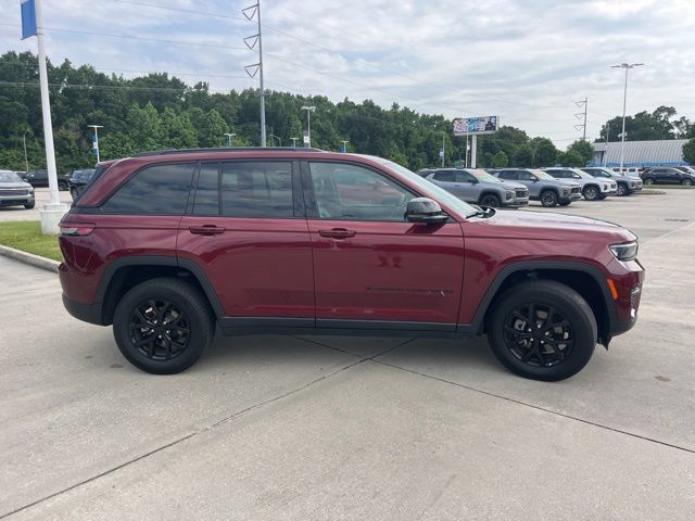 Used 2025 Jeep Grand Cherokee Altitude AWD/4WD image 9