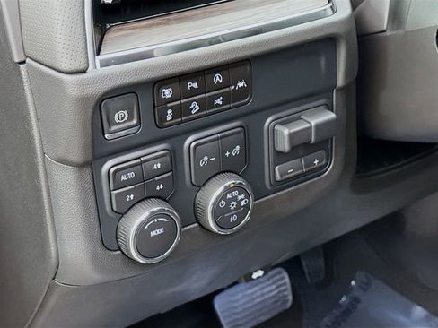 New 2025 Chevrolet Suburban Premier image 12