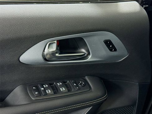 New 2026 Chrysler Pacifica Limited FWD image 12