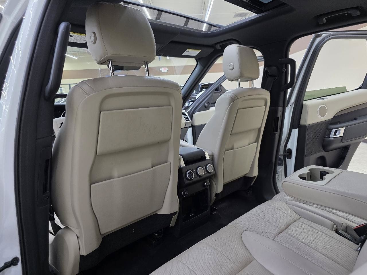 Used 2019 Land Rover Discovery SE AWD/4WD image 27