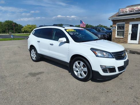 Used 2017 Chevrolet Traverse LT w/ Style and Technology Package FWD image 3